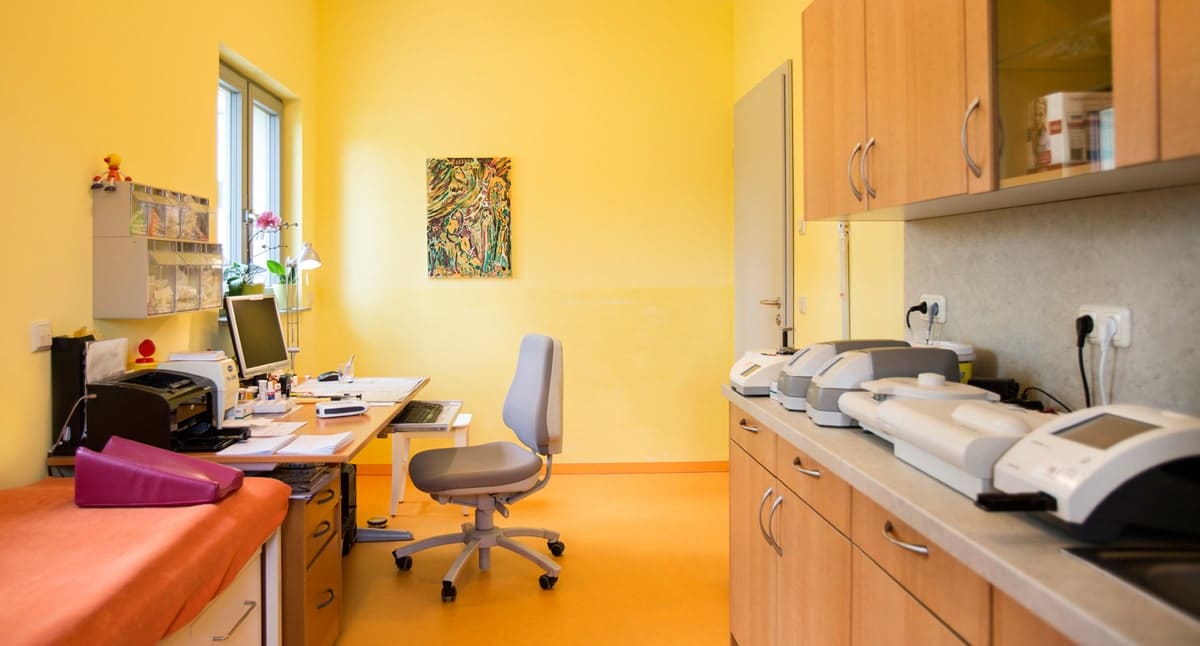Zimmer mit gelben wänden, Schreibtisch und Möbel mit Kleingeräten zur Diagnostik